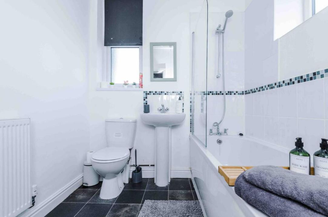 Spacious One-Bedroom Apartment In Saint Helens St Helens  Exteriér fotografie